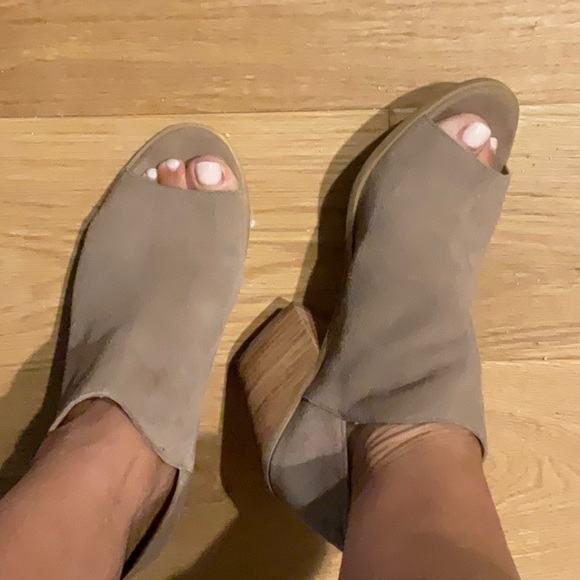 Susina Corina, Nude Leather PeepToe Booties w/ a zip up back closure & a 3” heel - Picture 5 of 12